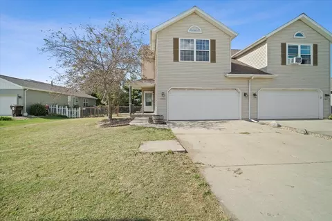 906 Country Ln, Le Roy, IL 61752
