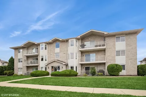 717 N 5th Ave #204, Addison, IL 60101