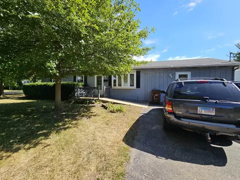 323 Stewart Ave, Woodstock, IL 60098