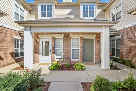 212 Clubhouse Ln #212, Oswego, IL 60543