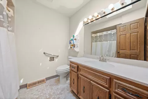 Bath - 16 W681 Marybeth Ct, Willowbrook, IL 60521 photo 1 of 2
