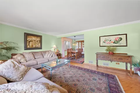 Living - 16 W681 Marybeth Ct, Willowbrook, IL 60521 photo 5 of 7