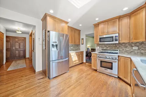 Kitchen - 16 W681 Marybeth Ct, Willowbrook, IL 60521 photo 1 of 4