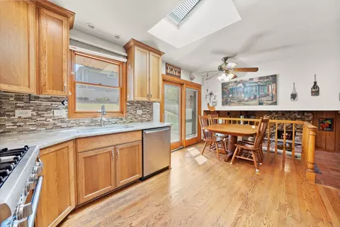 Kitchen - 16 W681 Marybeth Ct, Willowbrook, IL 60521 photo 4 of 4