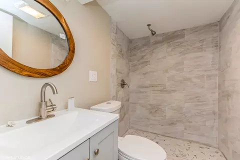 Bath - 10718 S Champlain Ave, Chicago, IL 60628 photo 2 of 5