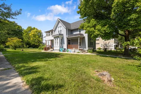 827 Ferguson St, Rockford, IL 61102