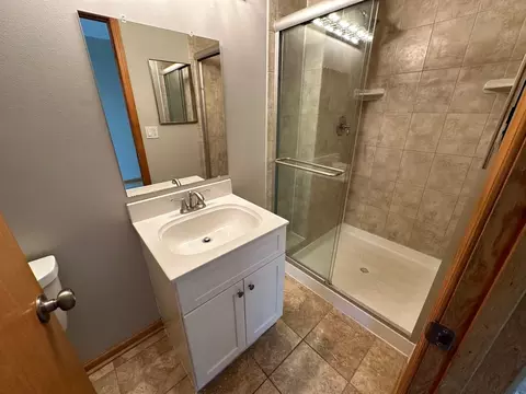 Bath - 4700 Brigantine Ct, Hoffman Estates, IL 60192 photo 2 of 2
