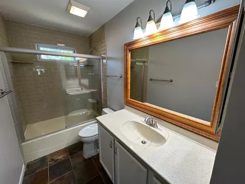 Bath - 4700 Brigantine Ct, Hoffman Estates, IL 60192 photo 1 of 2