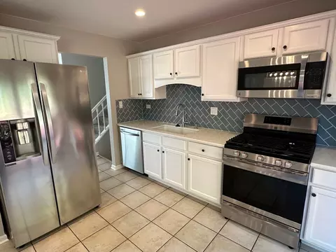 Kitchen - 4700 Brigantine Ct, Hoffman Estates, IL 60192 photo 2 of 2