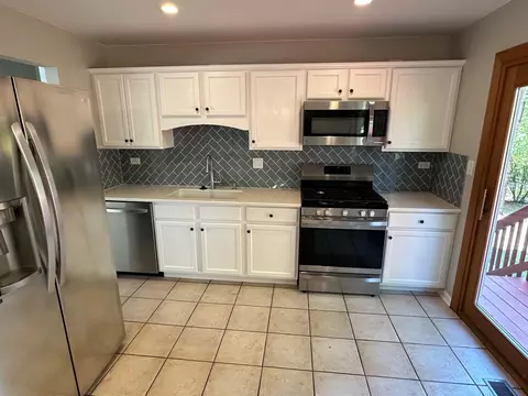 Kitchen - 4700 Brigantine Ct, Hoffman Estates, IL 60192 photo 1 of 2