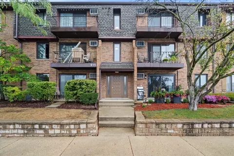 615 N Briar Hill Ln #1, Addison, IL 60101
