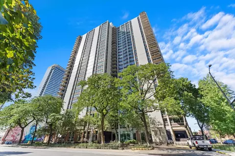 1255 N Sandburg Ter #210, Chicago, IL 60610