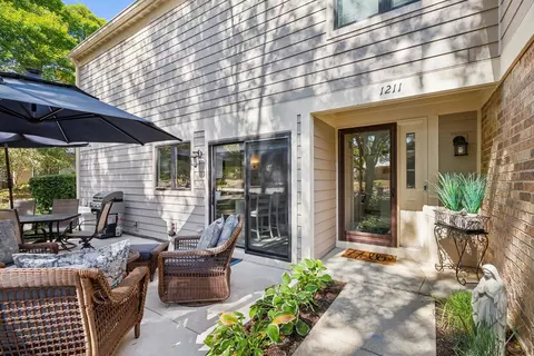 1211 Chatham Ct, Libertyville, IL 60048