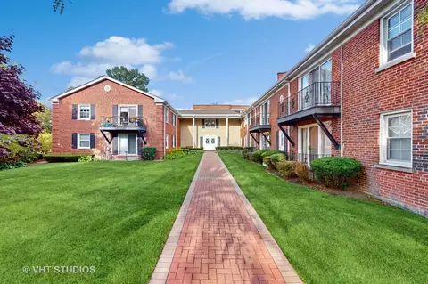 605 Waukegan Rd #2J, Glenview, IL 60025