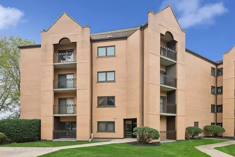 7420 W Lawrence Ave #203, Harwood Heights, IL 60706