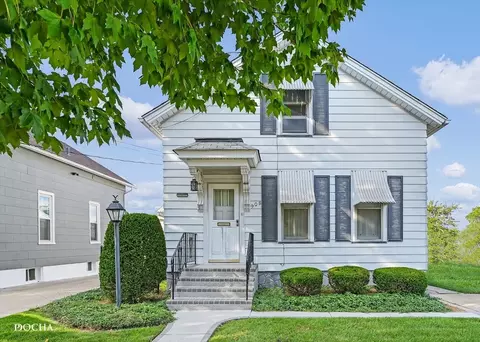 908 Solfisburg Ave, Aurora, IL 60505