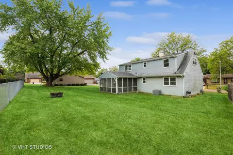 Exterior - 1910 Powder Riv, Elgin, IL 60123 photo 2 of 2