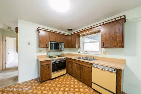 Kitchen - 1910 Powder Riv, Elgin, IL 60123 photo 1 of 2