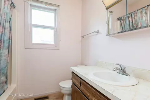 Bath - 1910 Powder Riv, Elgin, IL 60123 photo 1 of 2