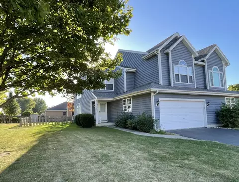 700 Meadow Ln, Hinckley, IL 60520