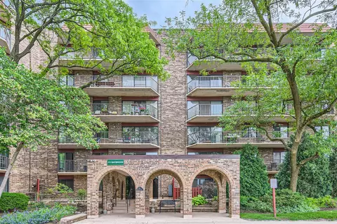 111 S Baybrook Dr #212, Palatine, IL 60074