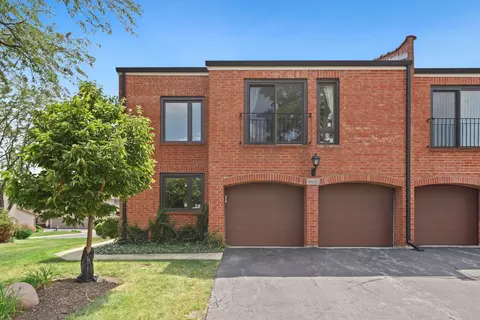 19 W241 Ginger Brook Dr, Oak Brook, IL 60523
