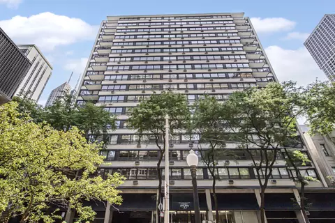 33 E Cedar St #12A, Chicago, IL 60611