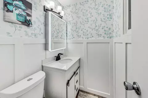 Bath - 1107 Clark Ln, Des Plaines, IL 60016 photo 1 of 2