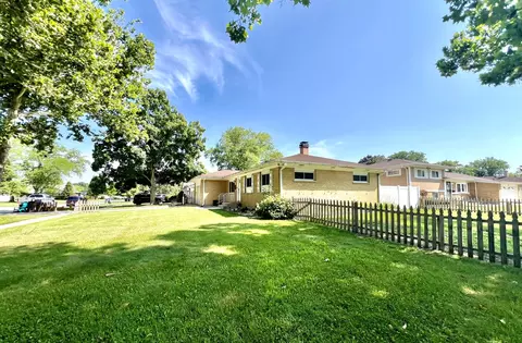 Exterior - 1107 Clark Ln, Des Plaines, IL 60016 photo 3 of 4