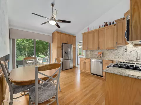 516 Camdon Cir, Bartlett, IL 60103 photo 8