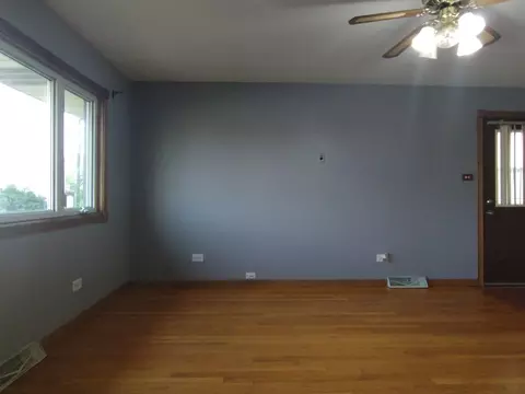 Living - 7702 Central Ave, Burbank, IL 60459 photo 3 of 10