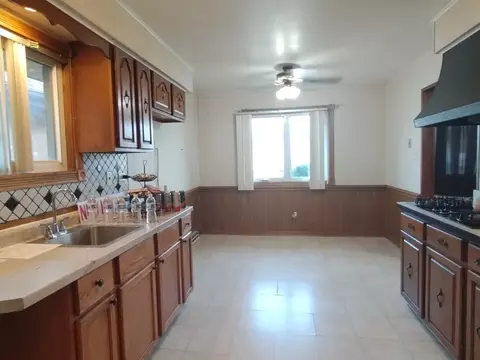 Kitchen - 7702 Central Ave, Burbank, IL 60459 photo 6 of 9