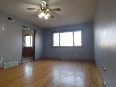 Living - 7702 Central Ave, Burbank, IL 60459 photo 5 of 10