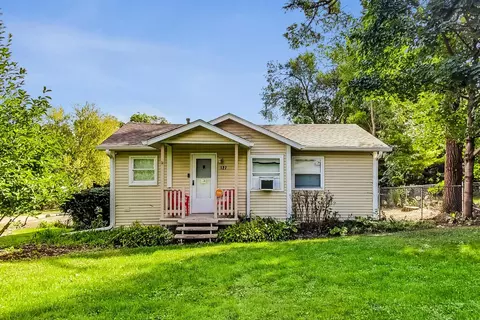 127 Meadow Ln, Oakwood Hills, IL 60013