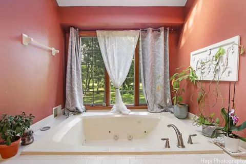 Bath - 6116 Ojibwa Ln, Mchenry, IL 60050 photo 6 of 7