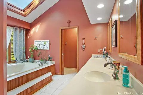 Bath - 6116 Ojibwa Ln, Mchenry, IL 60050 photo 3 of 7