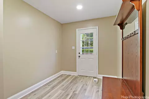 Entry Way - 6116 Ojibwa Ln, Mchenry, IL 60050 photo 3 of 3