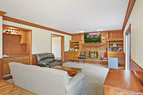 Living - 6116 Ojibwa Ln, Mchenry, IL 60050 photo 2 of 6