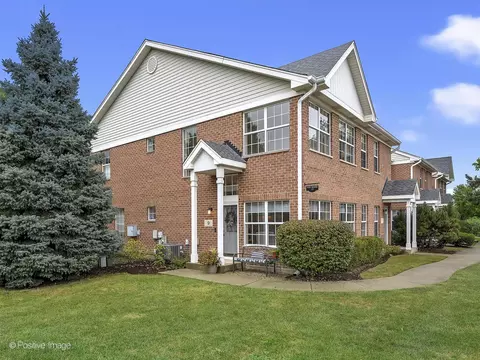9 4 Seasons Ct, Elmhurst, IL 60126