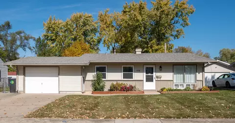 116 Crestwood Dr, Streamwood, IL 60107