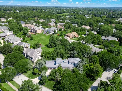 125 Circle Ridge Dr, Burr Ridge, IL 60527 photo 2