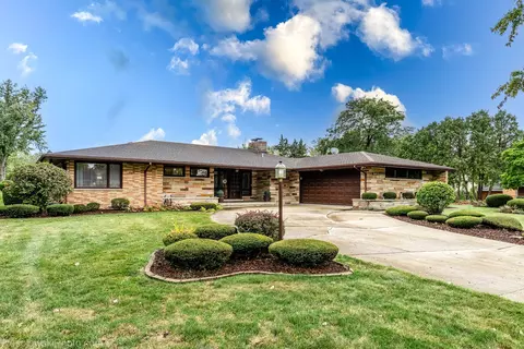 3010 38th St, Oak Brook, IL 60523