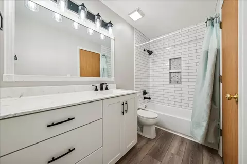 Bath - 4132 Oak Tree Ln, Plainfield, IL 60586 photo 2 of 2