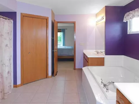 Bath - 5987 Sweet Grass Dr, Roscoe, IL 61073 photo 3 of 5