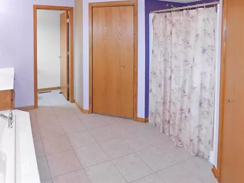 Bath - 5987 Sweet Grass Dr, Roscoe, IL 61073 photo 2 of 5