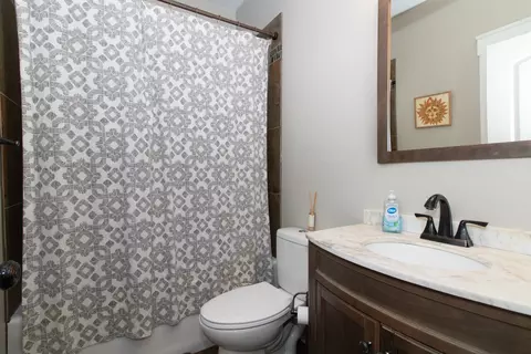 Bath - 812 E Taylor St, Bloomington, IL 61701 photo 1 of 1