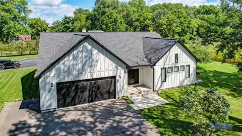 250 Riverview Dr, Algonquin, IL 60102