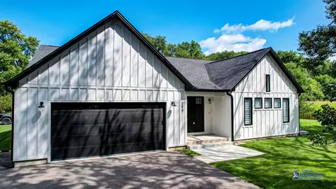 Exterior - 250 Riverview Dr, Algonquin, IL 60102 photo 6 of 8