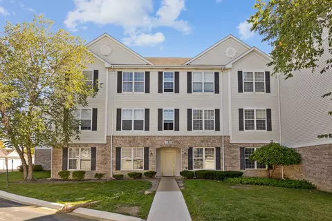 153 N Waters Edge Dr #B, Glendale Heights, IL 60139