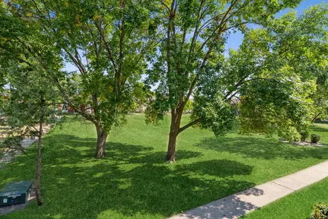 Exterior - 8912 Steven Dr #2F, Des Plaines, IL 60016 photo 2 of 2